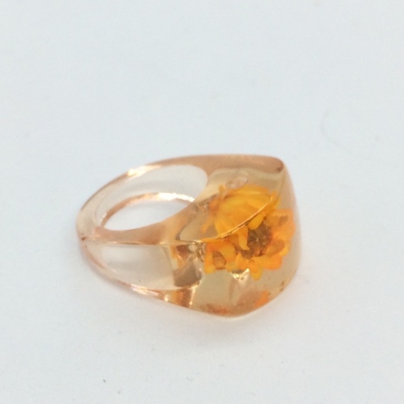 3/$30 VINTAGE PLASTIC CLEAR LUCITE PEACH ORANGE EMBEDDED FLOWER RING SIZE 4.75 - Picture 3 of 12